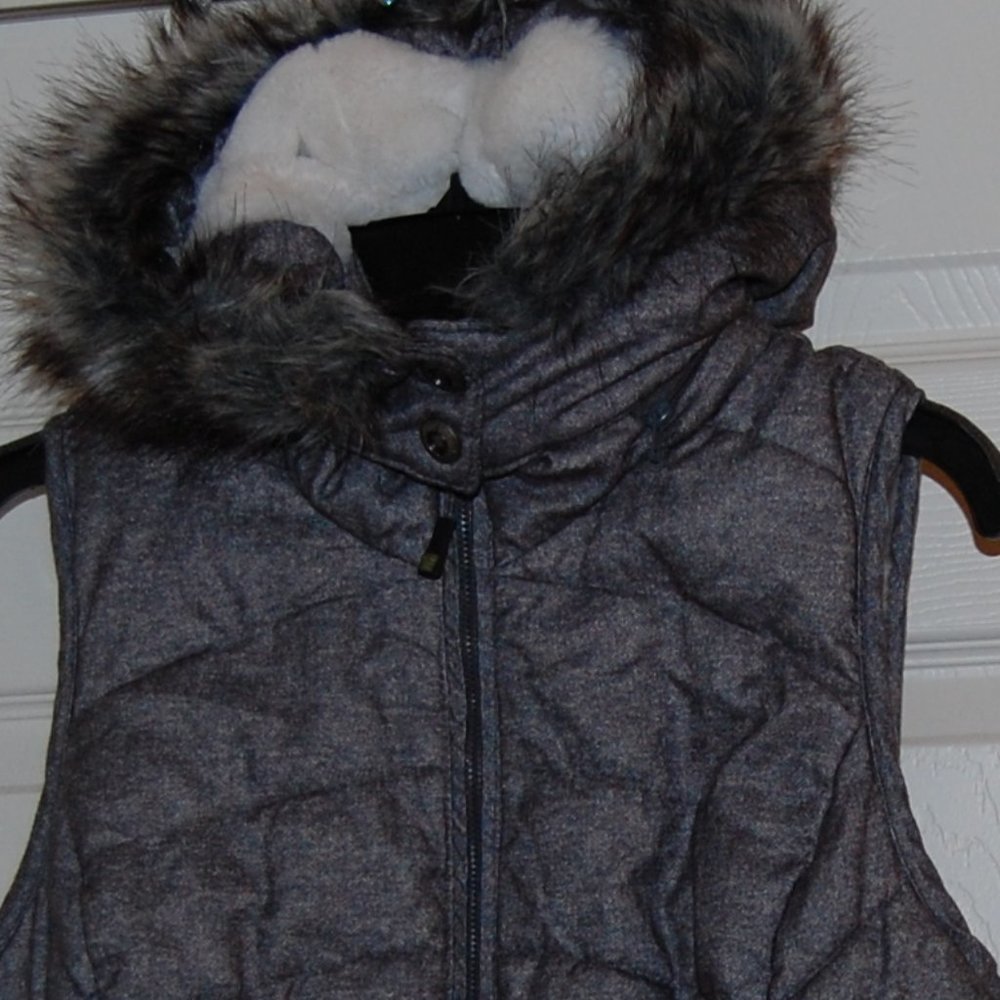 Green Tea Puffer Vest, Faux Fur Lined, Hooded, Zip Pockets, Gray, Size S - Picture 5 of 12